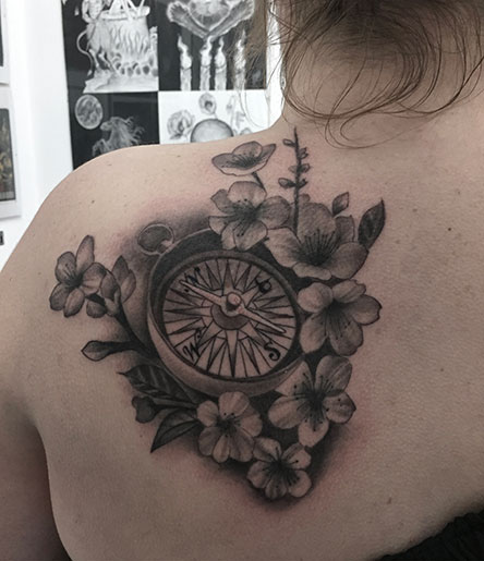 Kompass mit Kirschblüten Tattoo