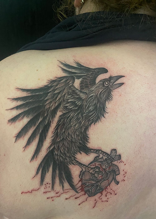 Krähe mit Herz Tattoo