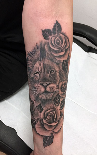Löwe mit Rosen Tattoo