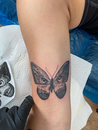 Schmetterling mit Eulenaugen Tattoo