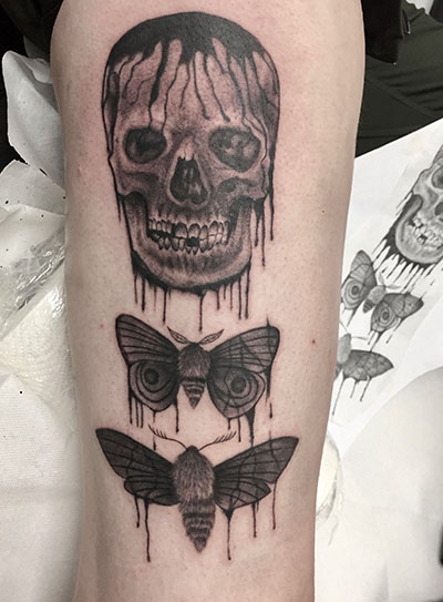 Totenkopf und Motten Tattoo