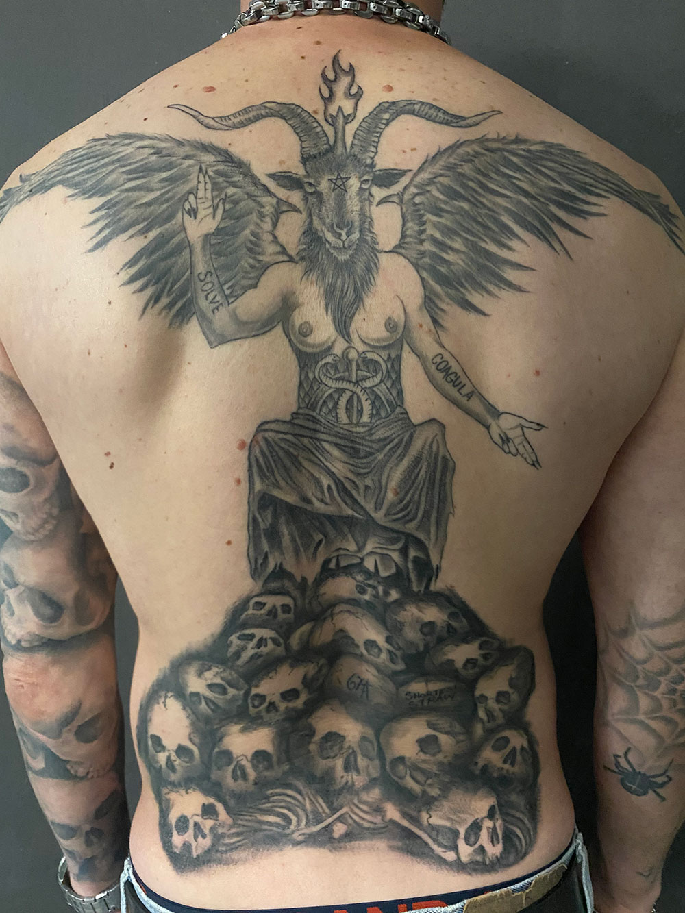 Teufel und Totenköpfe Tattoo Rücken