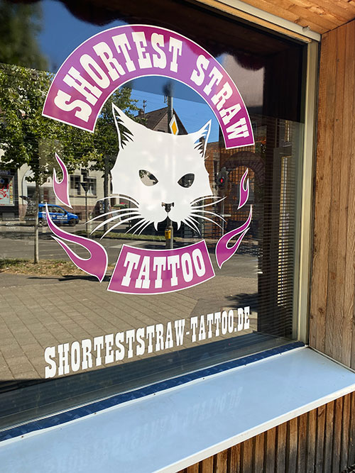 Schaufenster vom Shortest Straw Tattoostudio in Ludwigsburg-Ossweil