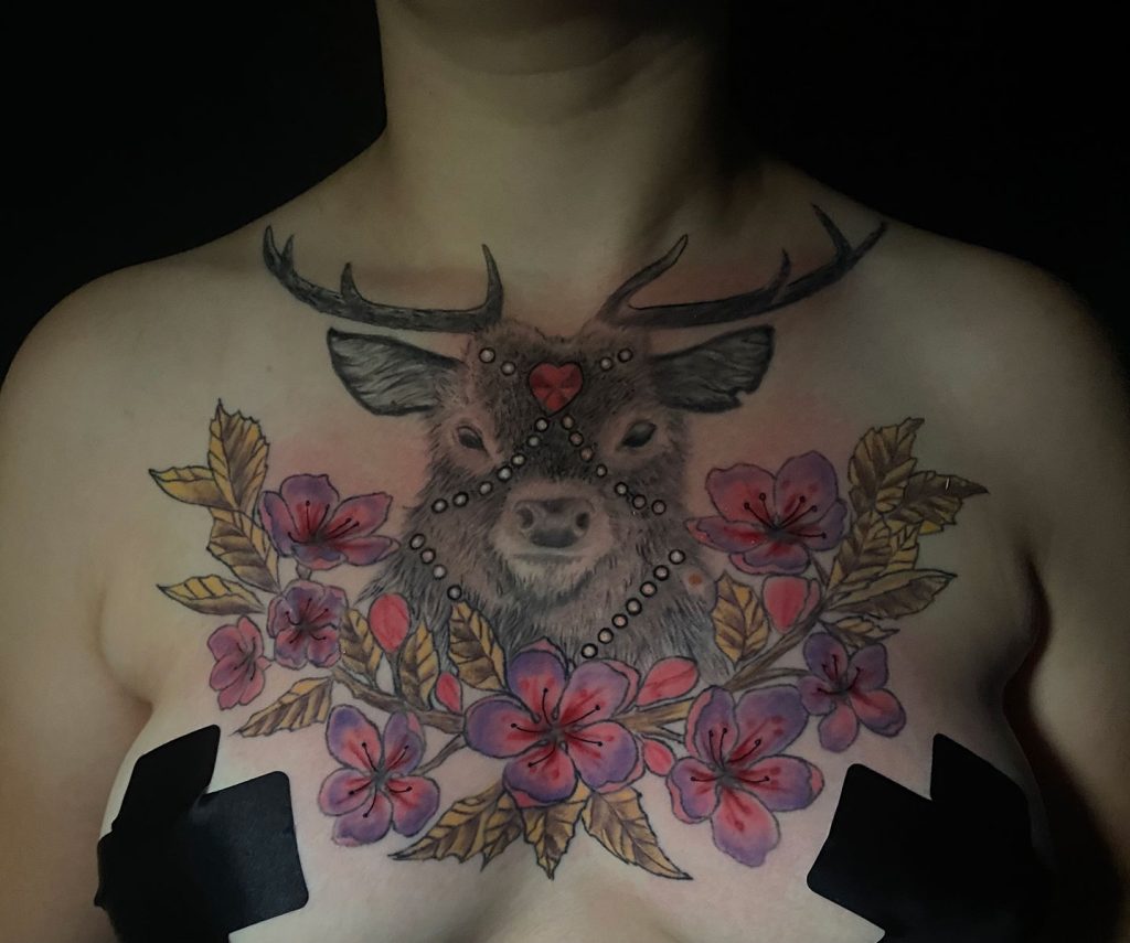 Hirsch Tattoo auf der Brust