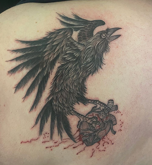 Krähe mit Herz Tattoo