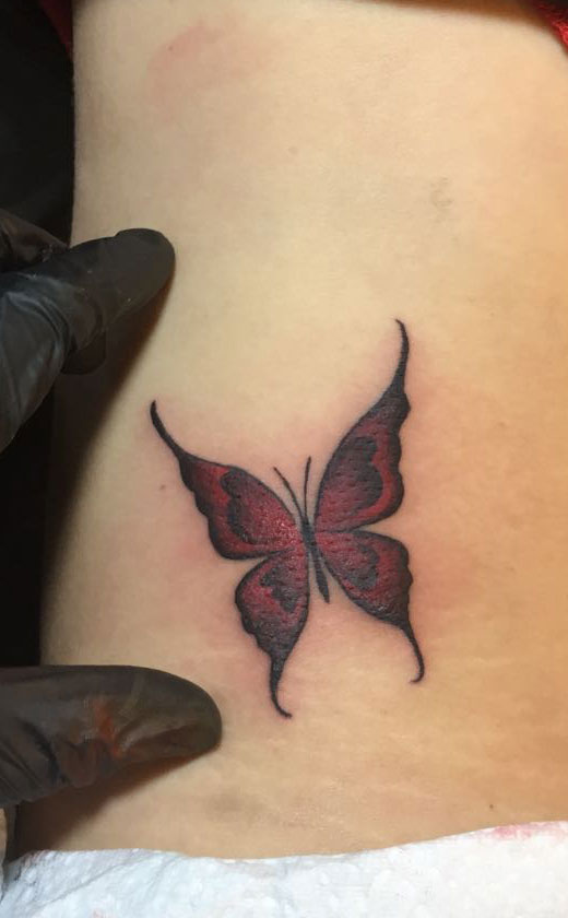 Tattoo kleiner roter Schmetterling