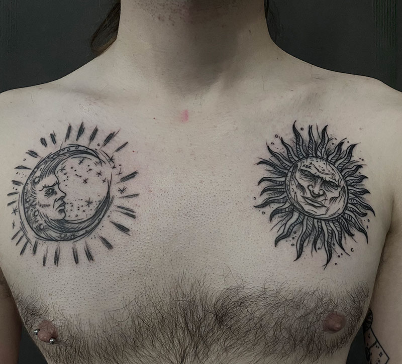 Mond und Sonne Tattoo auf der Brust