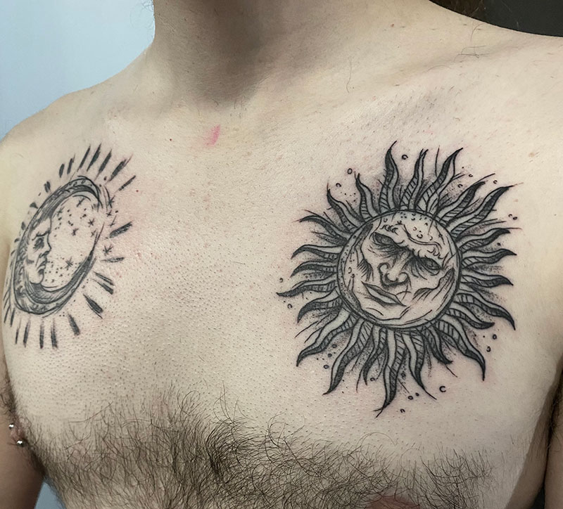Sonne und Mond Tattoo auf der Brust