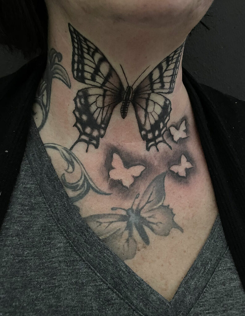 Schmetterling Tattoo am Hals