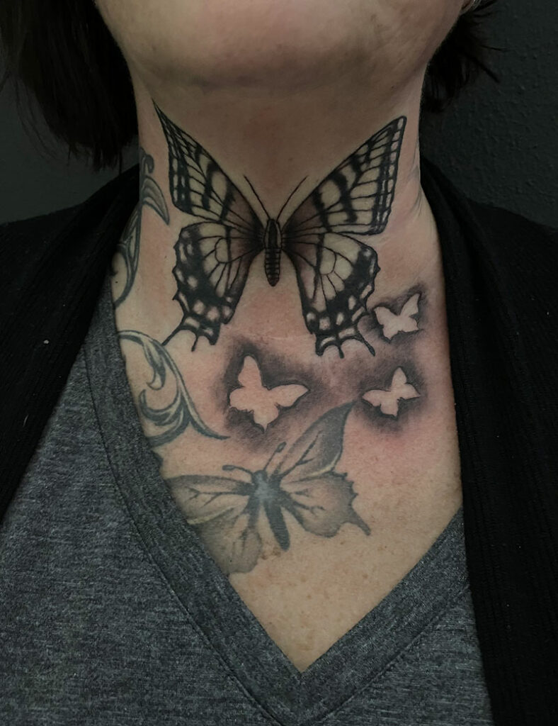 Schmetterling Tattoo am Hals