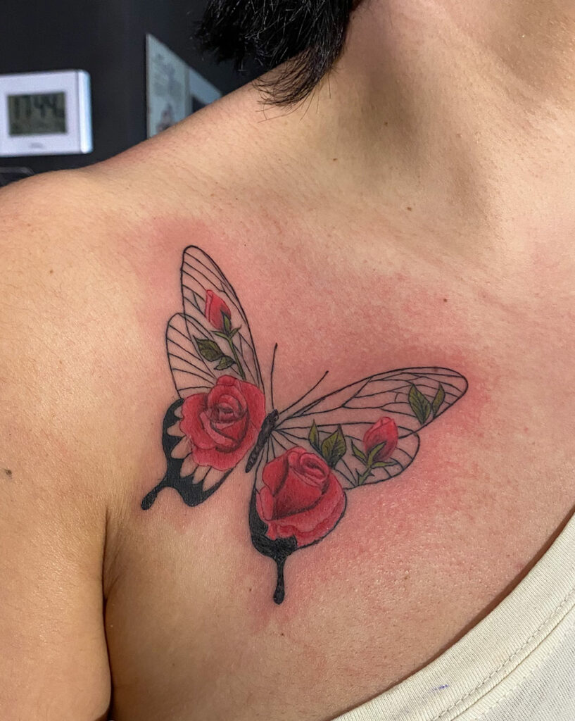 Schmetterling mit Rosen Tattoo