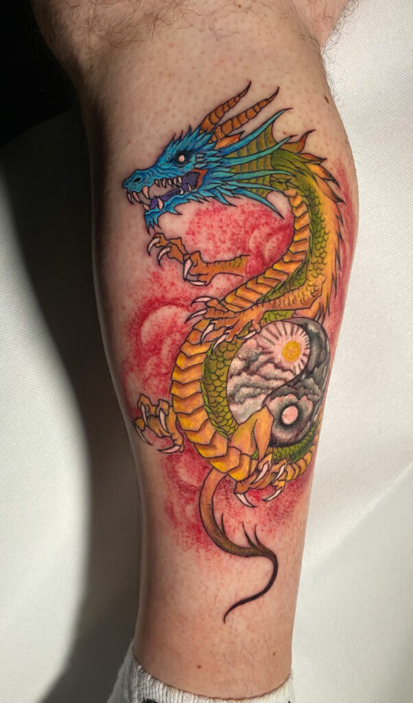 Drachen Tattoo mit vielen Farben