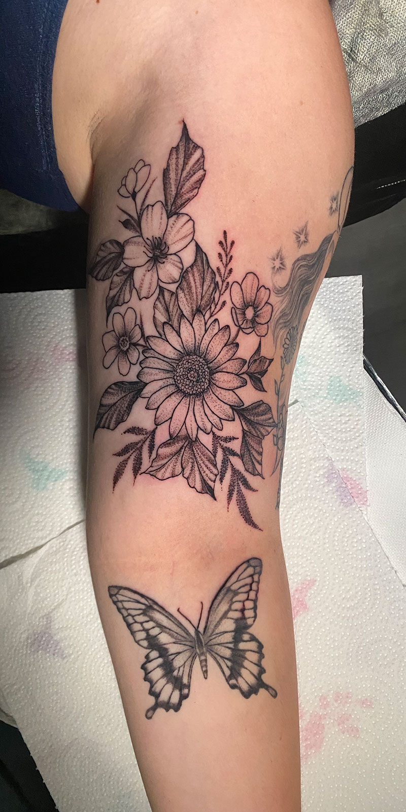 Blumen und Schmetterling Tattoo Oberarm