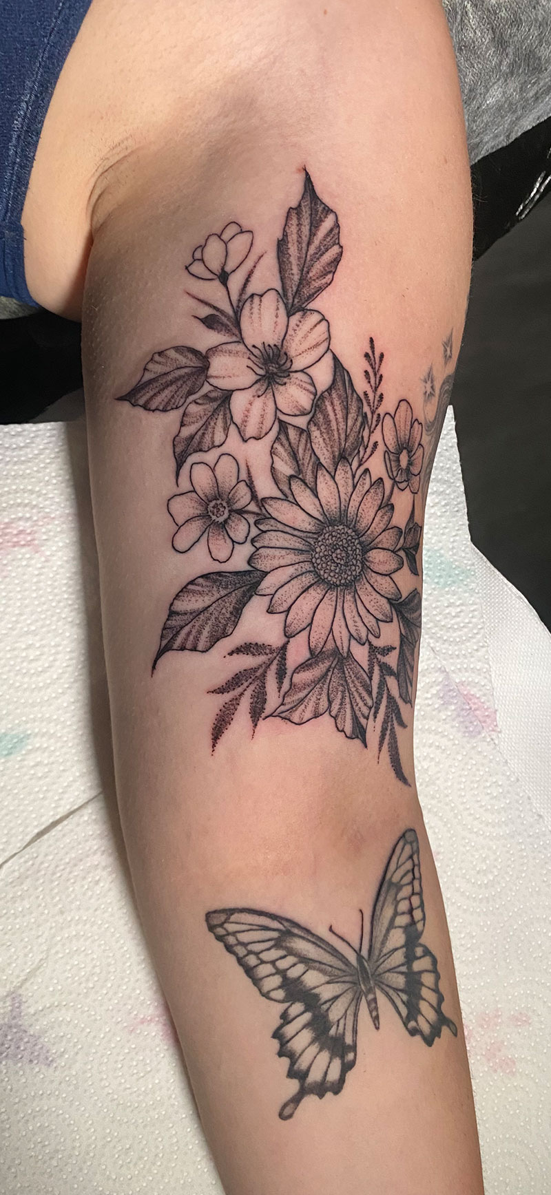 Blumen und Schmetterling Tattoo