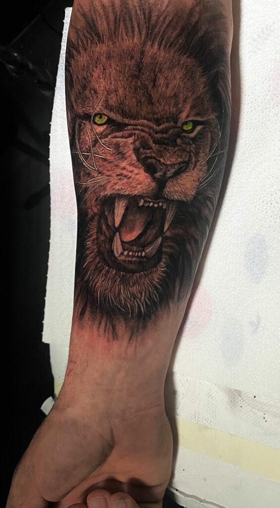 Löwen-Tattoo am Unterarm