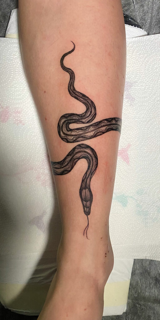 Schlangen-Tattoo am Bein
