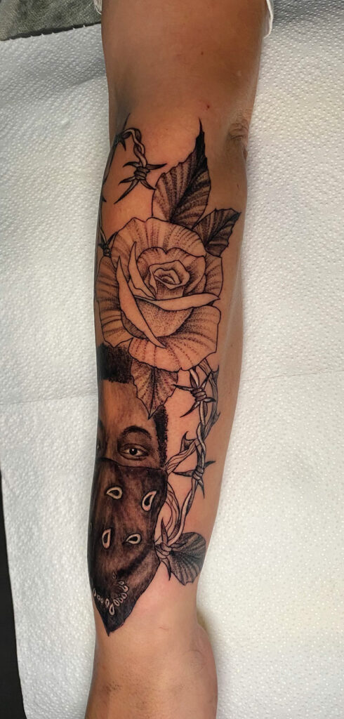 Tattoo mit Rose, Portrait und Bandana am Unterarm