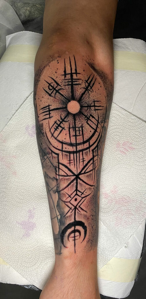 Wikinger-Kompass-Tattoo am Unterarm