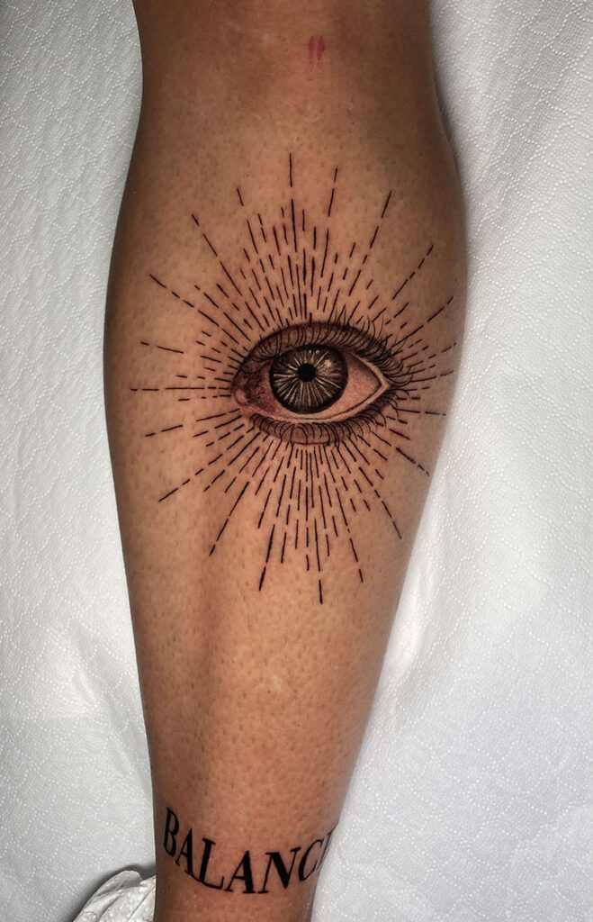 Auge Tattoo am Bein