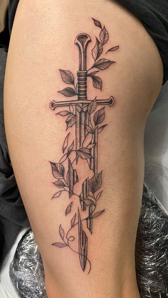 Tattoo vom Herr der Ringe Schwert