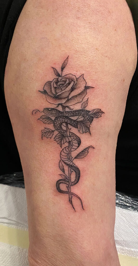 Kleine Rose und Schlange am Oberarm